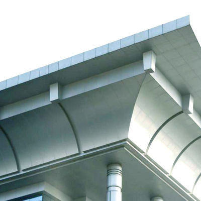 Płytka budynku komercyjnego pokryta aluminiowymi płytami pokrywczymi z indywidualnymi wzorami