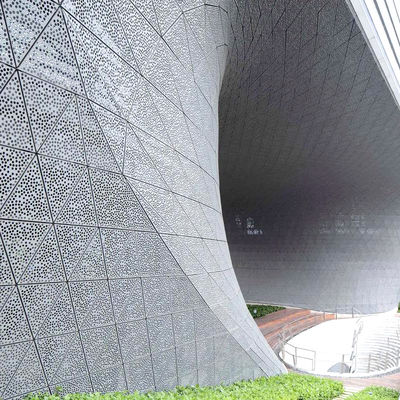Płyty okładzin metalowo-aluminiowych z perforacją do dekoracji elewacji lub ekranu budynku